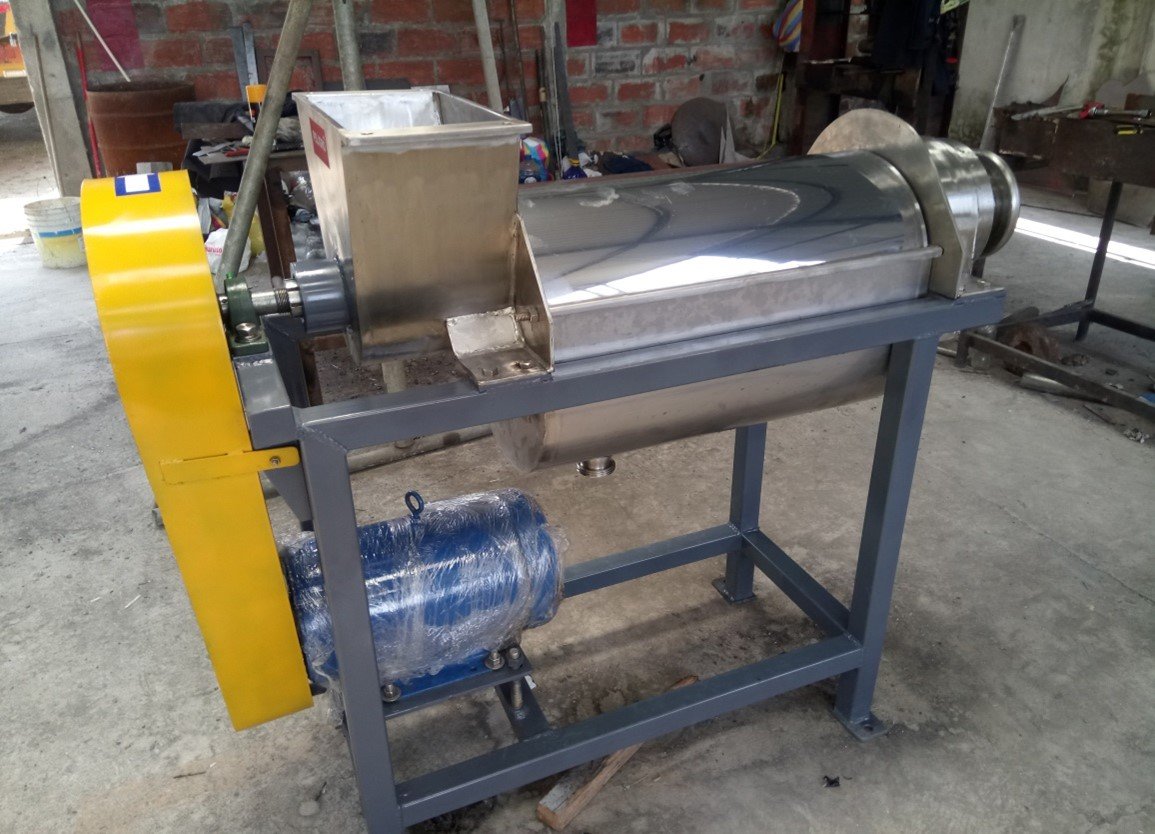 PRENSA CONTINUA - CAPACIDAD DE 2000 LITROS/HORA. SEPARACIÓN SÓLIDO/LÍQUIDO. CONSTRUÍDA EN ACERO INOXIDABLE